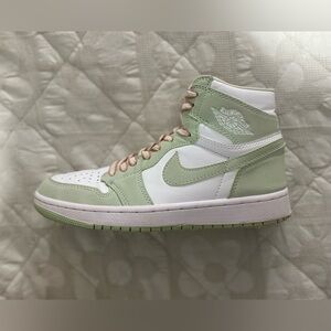 Jordan 1 Retro High OG
Seafoam (Women's)